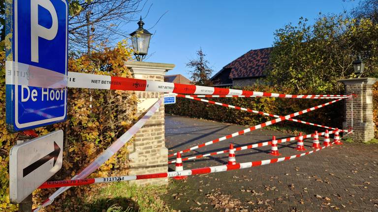 De groepsaccommodatie is donderdagochtend afgezet met linten (foto: Noël van Hooft). 