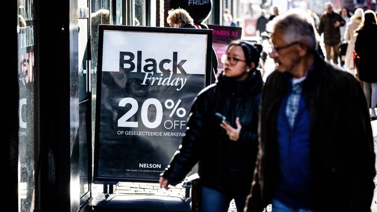 Mensen doen inkopen voor de feestdagen in een winkelstraat in Breda (foto: ANP).