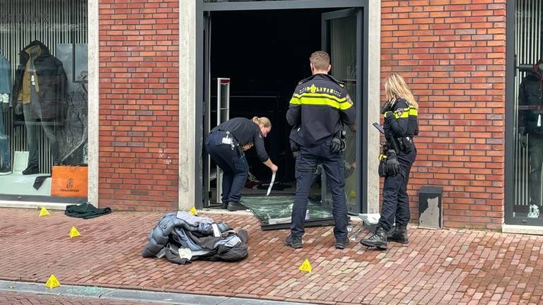 Dieven laten een berg kleding op straat achter na ramkraak