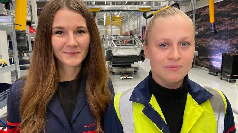 Sinnika en Sofia werken in de nieuwe Finse fabriek van Lightyear (Foto: Alice van der Plas