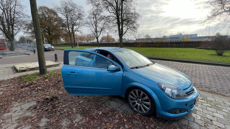 De auto van Tamara, die al maanden haar woning is