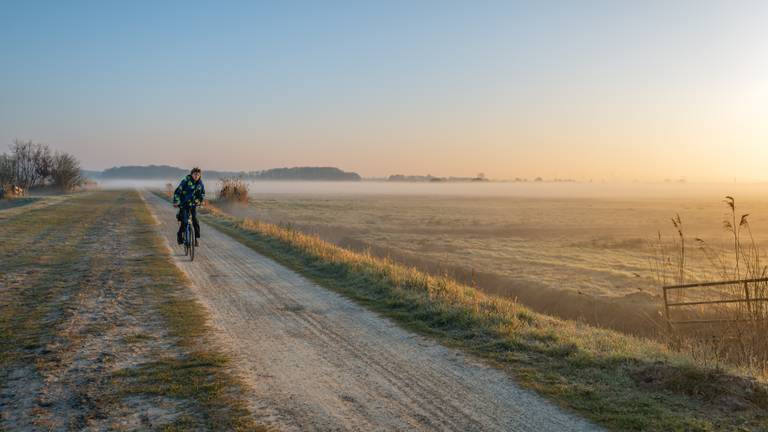 Jongen fietst door de polder naar school in Terheijden (Foto: ANP).