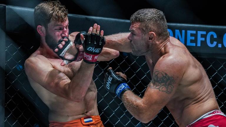 Reinier de Ridder (links) verloor voor het eerst in zijn carrière een gevecht (foto: ONE Championship). 