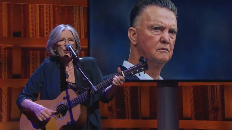 Lenny Kuhr gaat viraal met haar liedje over Louis van Gaal 
