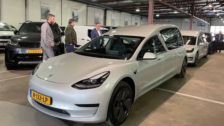 Begrafenisondernemers bewonderen de omgebouwde Tesla