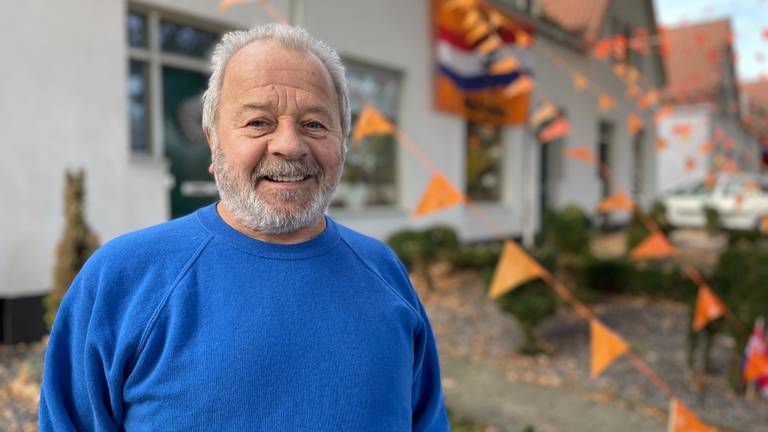 De 72-jarige buurtbewoner Tinus Renders voor zijn Oranjehuis (foto: Raymond Merkx).
