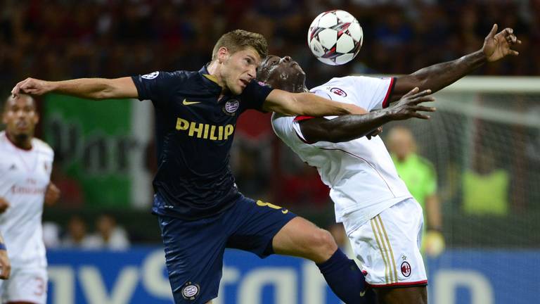 Stijn Schaars in duel met Mario Balotelli in het duel met AC Milan in 2013 (foto: ANP).