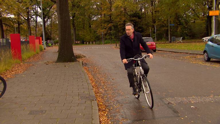 Burgemeester Dijsselbloem op de fiets in zijn stad Eindhoven