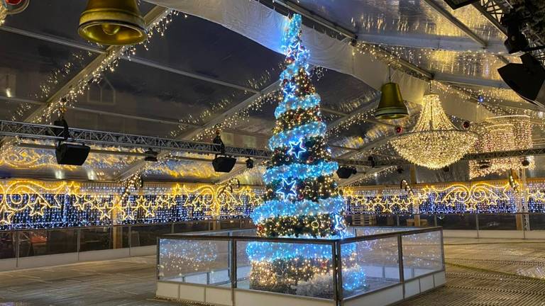 De feestelijke ijsbaan ligt er strak bij (foto: Facebook Bergs Winterparadijs).