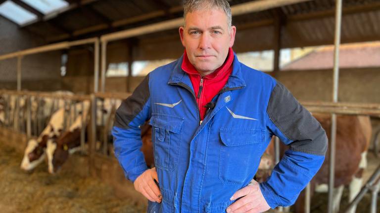 Boer Leo van Velthoven in zijn stal. (Foto: Raymond Merkx)