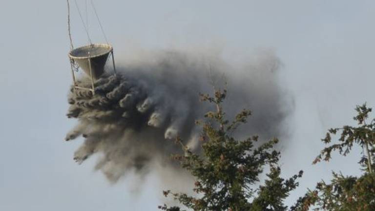 Steenmeel wordt boven het bos uitgestrooid (foto: Bosgroep Zuid Nederland)
