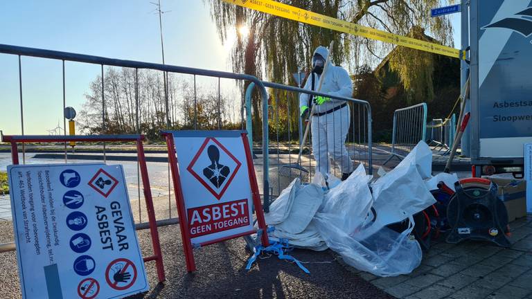 De wijk wordt gereinigd door mensen in witte pakken (foto: Rochelle Moes). 