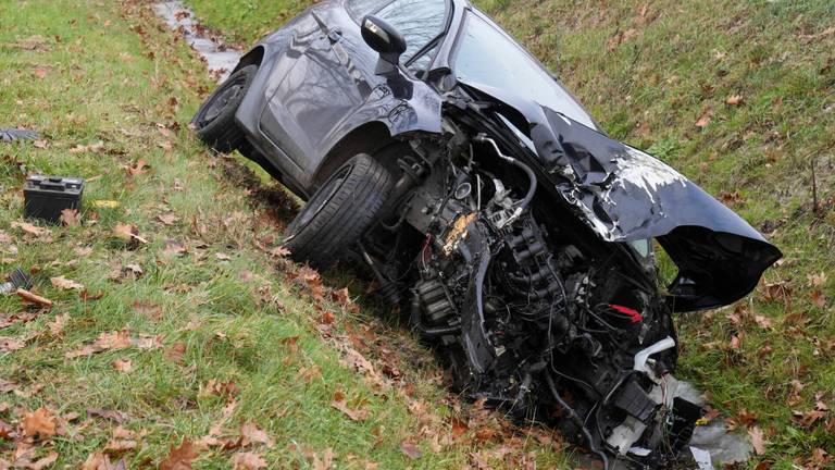 De auto is flink beschadigd (foto: Harrie Grijseels/SQ Vision).