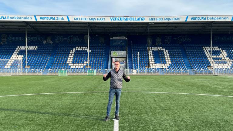 Jimmy van Zetel mag in een bijna uitverkocht FC Den Bosch-stadion zingen (foto: privé).