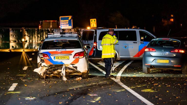 De politiewagen die werd aangereden waardoor agent Jeroen Leuwerink overleed (foto: Dave Hendriks/SQVision).