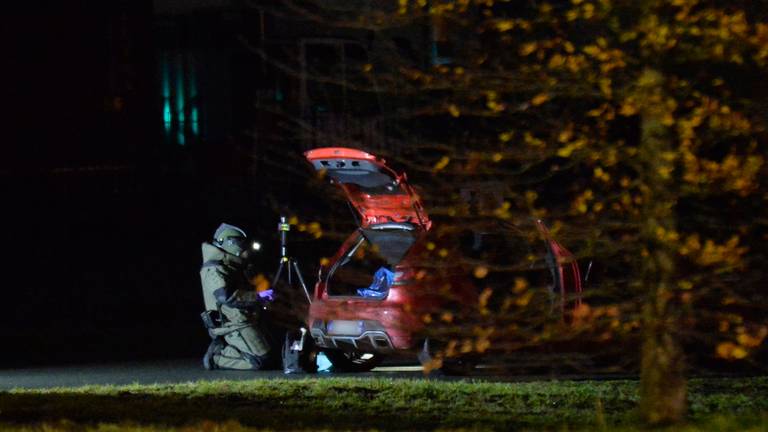 De EOD doet onderzoek in de auto (foto: Perry Roovers/SQ Vision). 