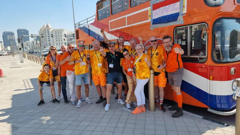 Patrick Sneller (derde man van rechts) bij de oranje bus (foto: Eigen foto).