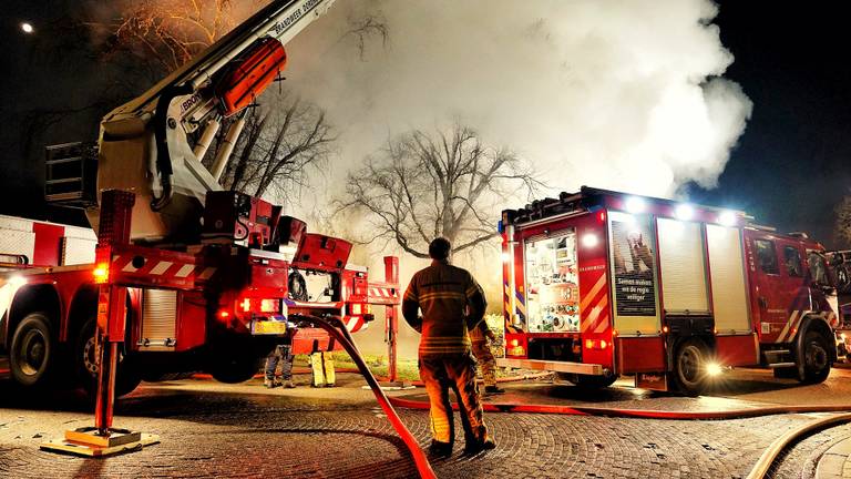 Houten huis verwoest door brand: nog eens twee mannen opgepakt