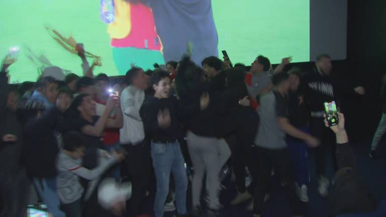 Feestende jongeren na de overwinning (Foto: NOS).