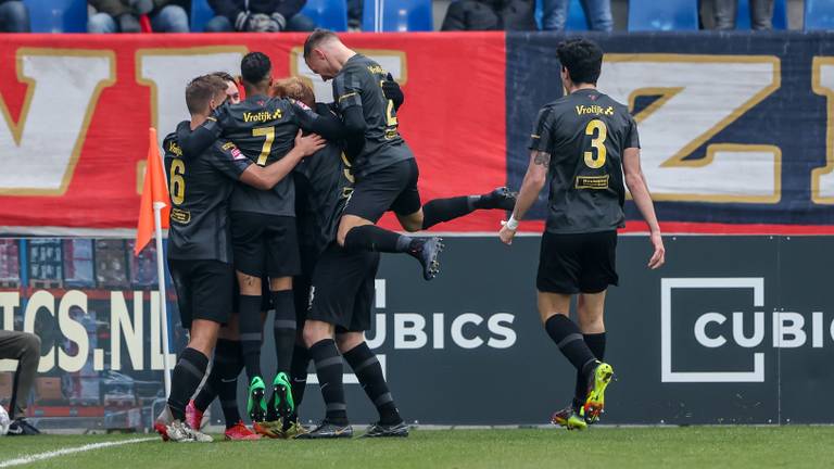 NAC-spelers kunnen niet weg bij stadion, Willem II-fans blokkeren uitgang