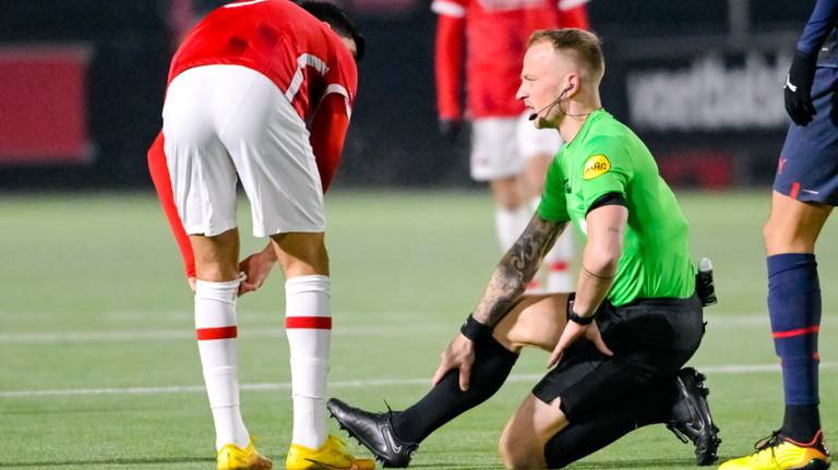 Scheidsrechter Nick Smit met een blessure (foto: Orange Pictures).