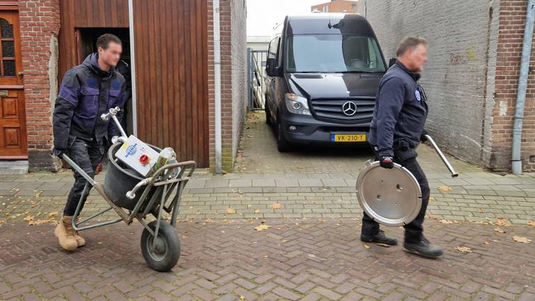 De spullen worden weggehaal (foto: Omroep Brabant).