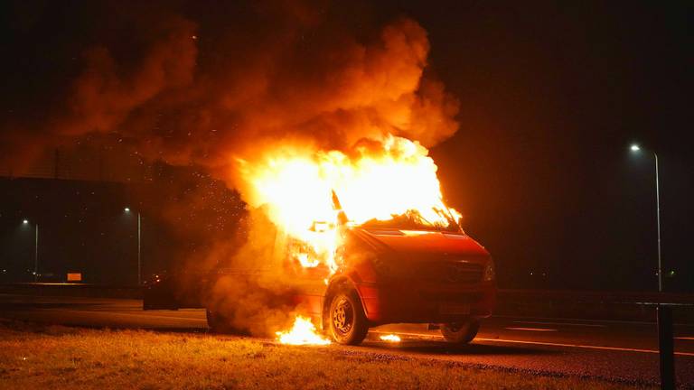 Bestelbus in brand op A58 (foto: Jeroen Stuve / SQ Vision).