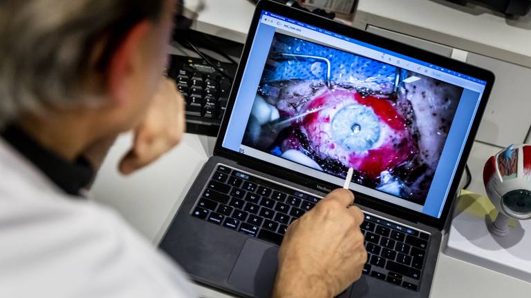 Arts onderzoekt letsel bij een vuurwerkslachtoffer (Foto: ANP).