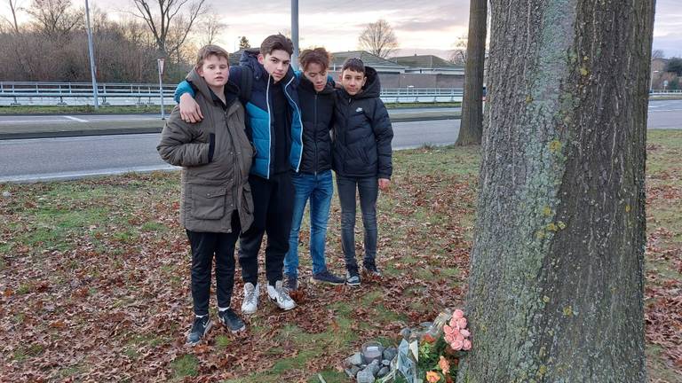 Vrienden van de omgekomen Johnathan staan op de plek van het ongeval stil bij zijn dood. (foto: Omroep Brabant).