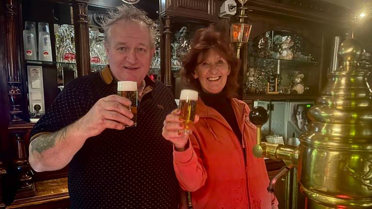 Johan en Anke met de laatste Heineken-biertjes (foto: Anke Wijdeven). 