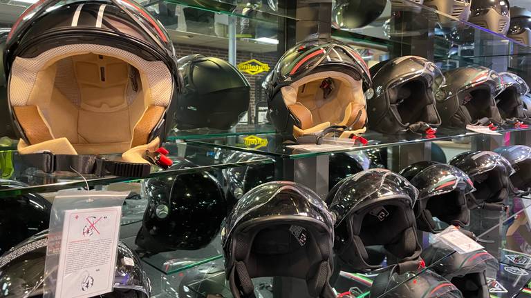 Helmen voor scooters niet aan te slepen (foto: René van Hoof).