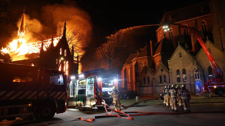 Brand verwoest kerk in Veghel, monumentale gevel staat nog wel overeind