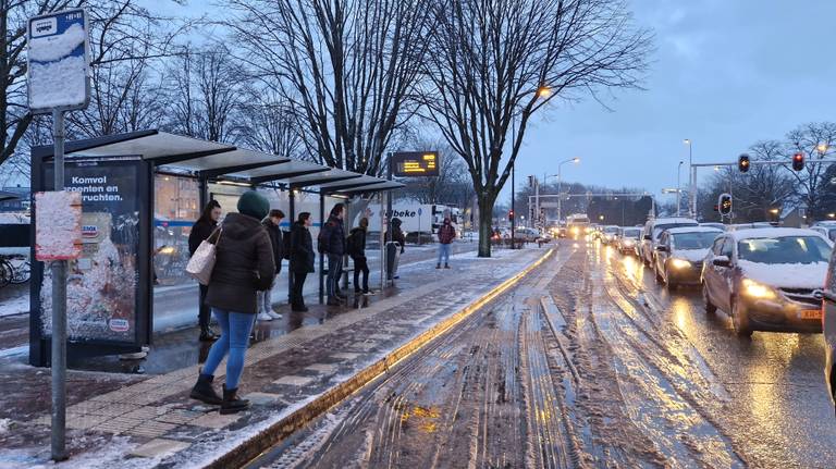 Komt de bus vandaag wel of niet? Reizigers wachtte tevergeefs in de sneeuw (foto: Noël van Hooft). 