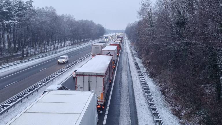 Files op de wegen door sneeuwval (foto: Rick Lemmens). 