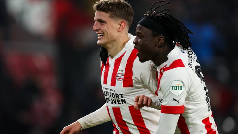 Doelpuntmaker Guus Til viert zijn goal samen met aangever Johan Bakayoko (foto: OrangePictures).