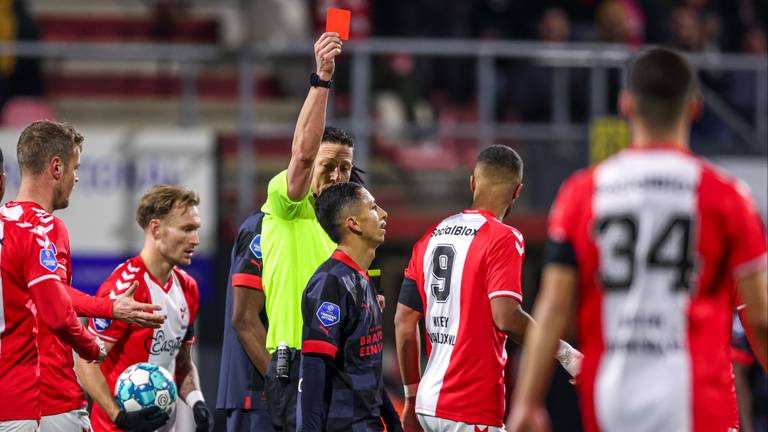 Rode kaart voor Mauro Junior na een harde overtreding op Rui Mendes (Foto: Orange Pictures).