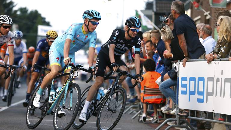 Lieuwe Westra (links) in het lichtblauwe tenue van Astana tijdens Daags na de Tour in Boxmeer (foto: ANP).