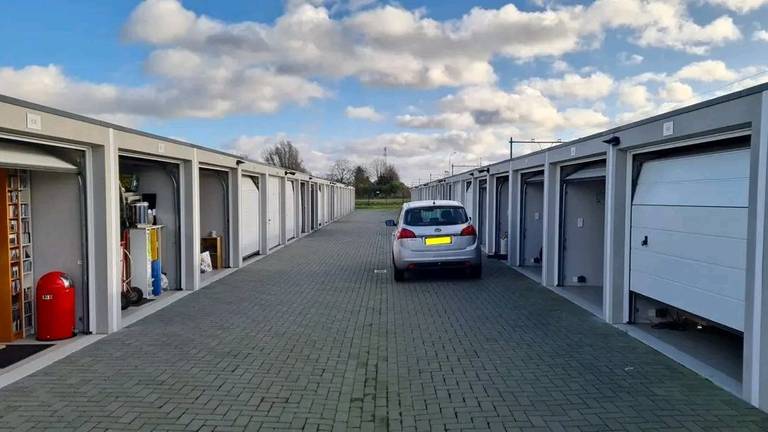 De garageboxen die opengebroken zijn (foto: Instagram / Wijkagent Deurne).