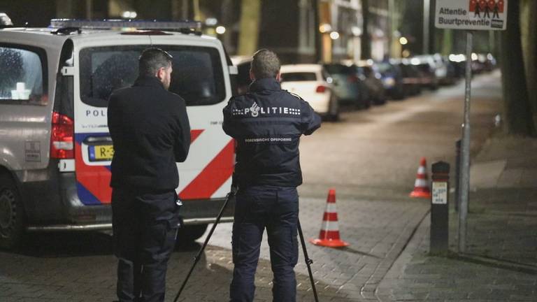Agenten aan het werk op de plek in Roosendaal waar werd geschoten.Foto: Christian Traets/SQ Vision