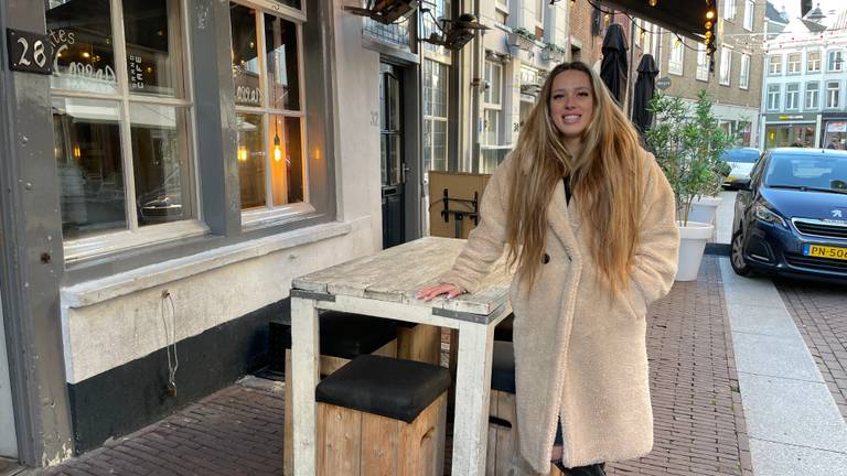 Kayleigh bij de tafel waar de pony stond (Foto: René van Hoof)