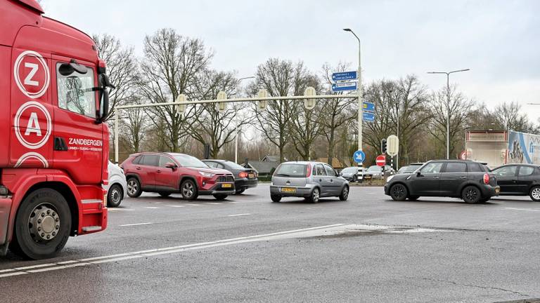 Chaos op N65 door grote stroomstoring: verkeer staat muurvast