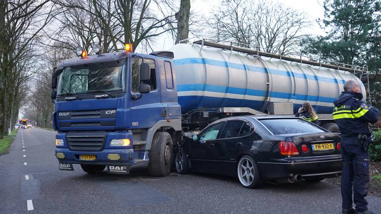 Auto botst op vrachtwagen (foto: Jeroen Stuve / SQ Vision)