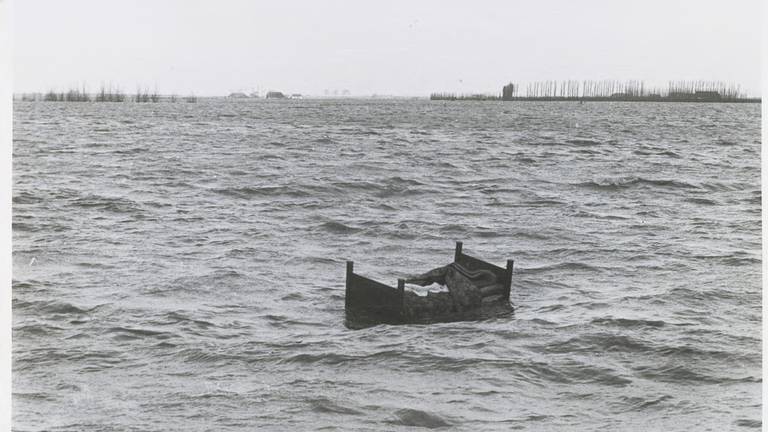 Dobberend ledikant bij Heijningen, watersnood 1953 (foto: West Brabants Archief/Persbureau Het Zuiden) 