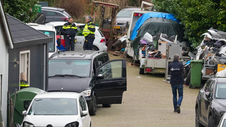 Politie doorzoekt woonwagenkamp in Lith (Foto: Gabor Heeres/SQ Vision).