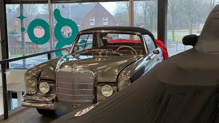Deze oude Mercedes staat in het autohotel (foto: Jos Verkuijlen).