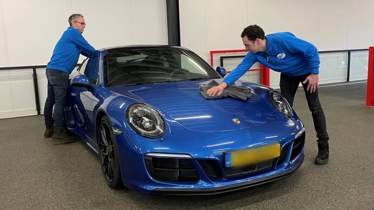 De Porsche van Menno krijgt een poetsbeurt (foto: Jos Verkuijlen).