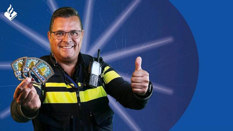 Een agent toont het carnavalsembleem (foto: LinkedIn, politie).