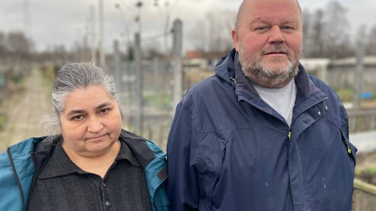 Elena en Jos Henraat op het volkstuinencomplex aan de Sluisdijk in Helmond (Foto: Alice van der Plas)