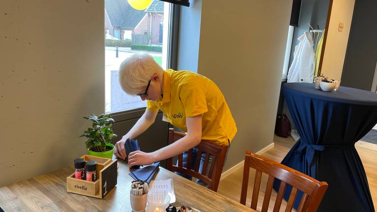 Een blinde leerling aan het werk in de Huiskamer van Gassel (Foto: René van Hoof)