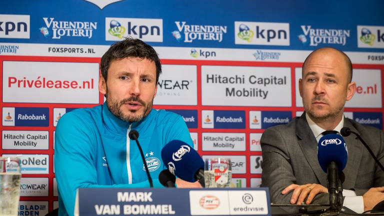 Thijs Slegers naast Mark van Bommel tijdens een persconferentie in 2015 (foto: ANP).